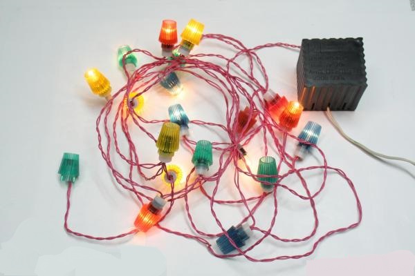 Фото 2.1. «Гирлянда ёлочная мигающая», СССР, 1980-е. Самомигающие МНМ 6.3-0.3 с биметаллическим контактом, здесь включены параллельно и запитаны от внешнего понижающего трансформатора. Из неочевидных удобств — гирлянда будет работать даже при выходе из строя части ламп, а фонарики, включённые «в нитку» развешивать на ёлке много удобнее обычных петлеобразных украшений